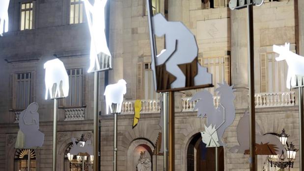 El Ayuntamiento de Barcelona cuelga un lazo amarillo por la libertad de los presos políticos