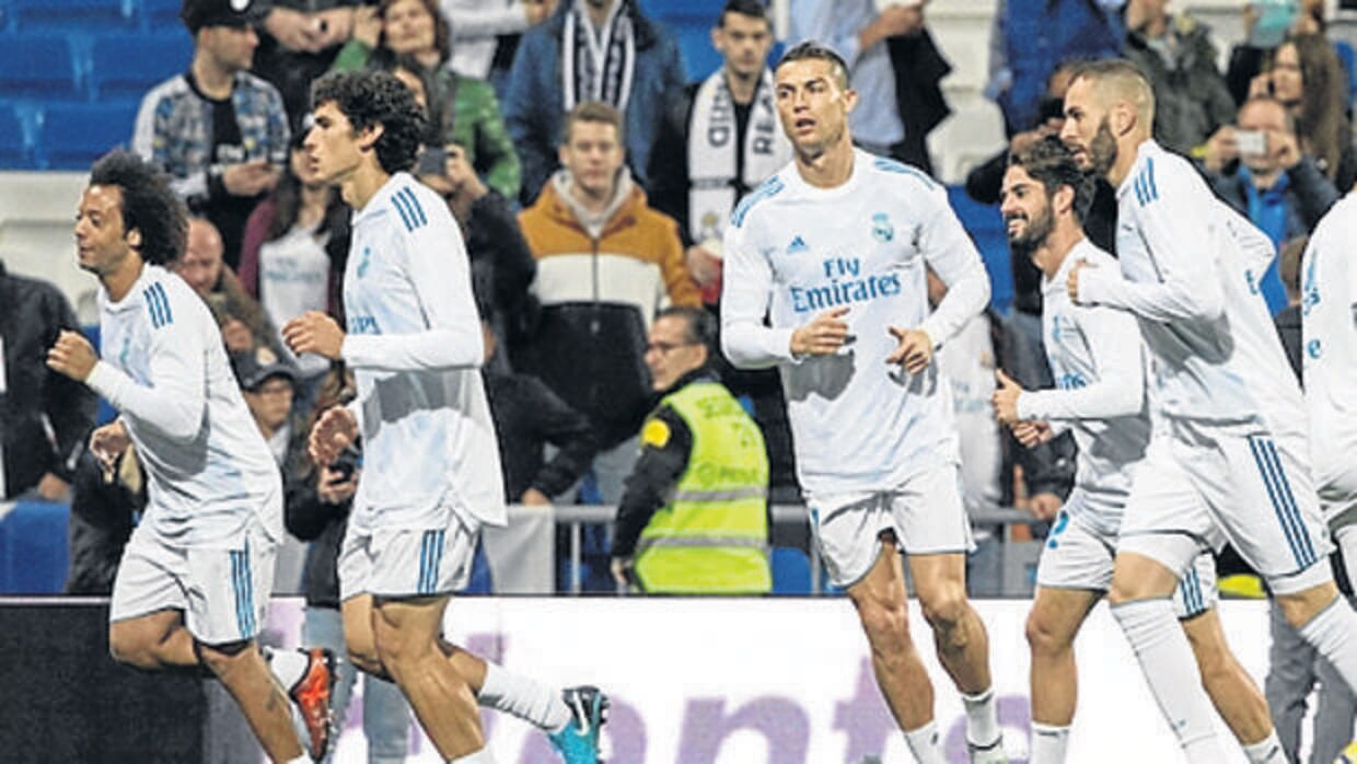 Varios jugadores del Real Madrid antes de disputar uno de sus partidos en una imagen de archivo