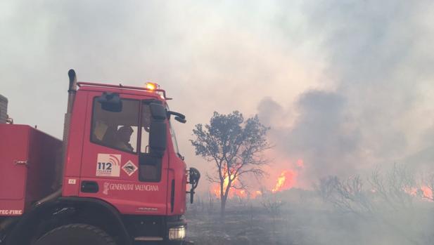 Un bombero herido grave y varias masías desalojadas como consecuencia de un incendio forestal en Culla