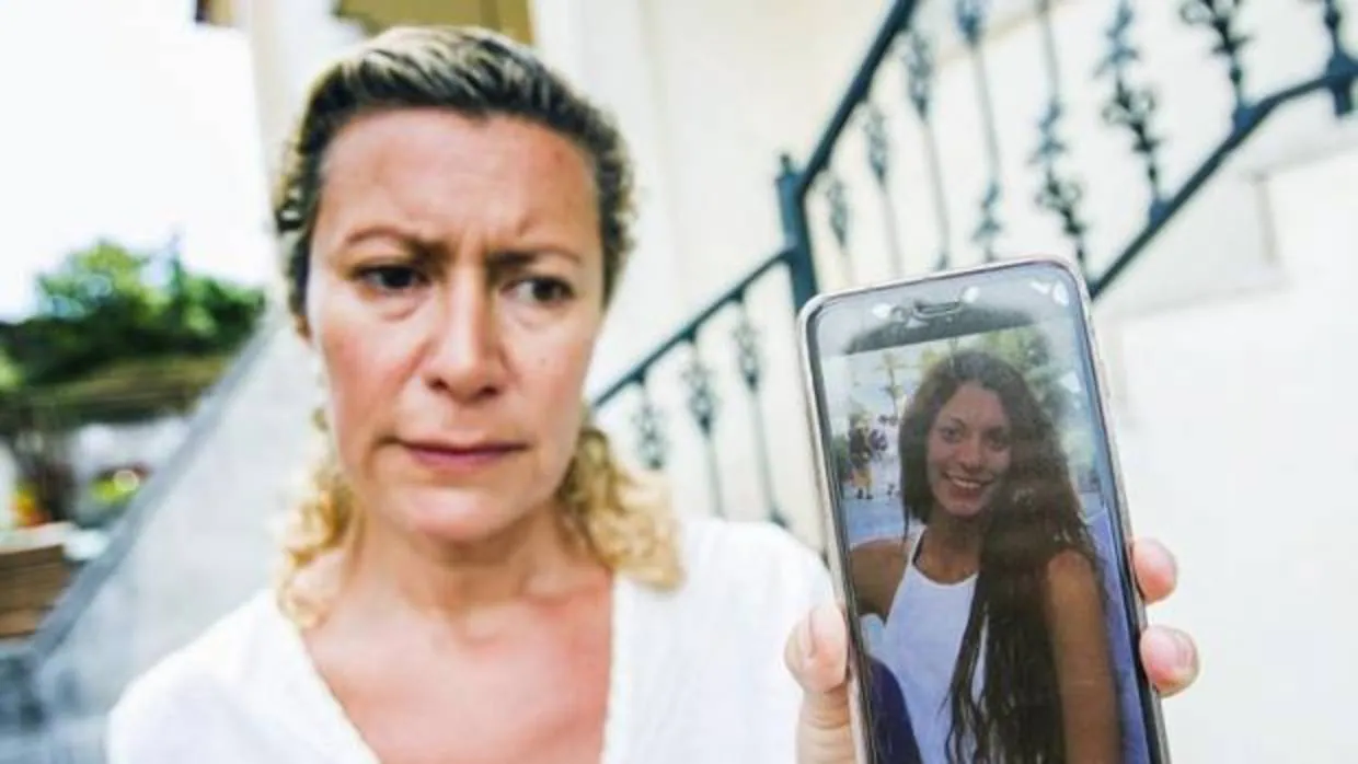 La madre de Diana Quer muestra una imagen de su hija el día en que se denunció la desaparición