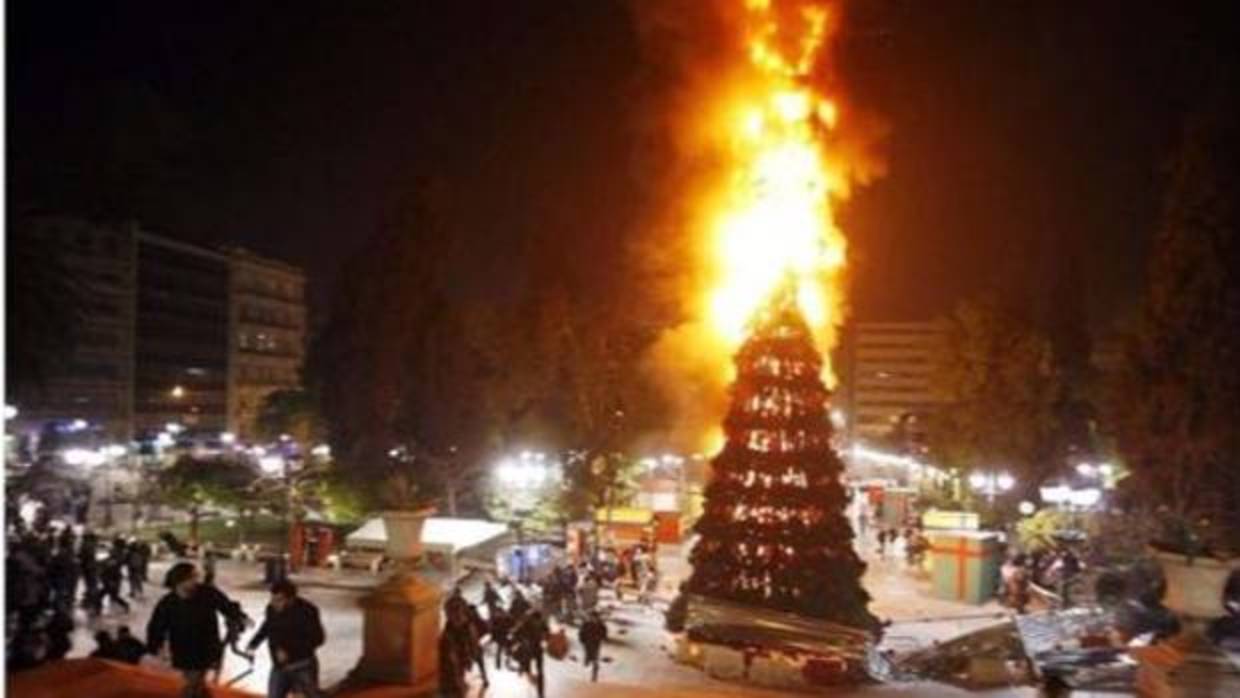 Incendio de un árbol de Navidad por anarquistas en la plaza Syntagma de Atenas, en diciembre de 2008