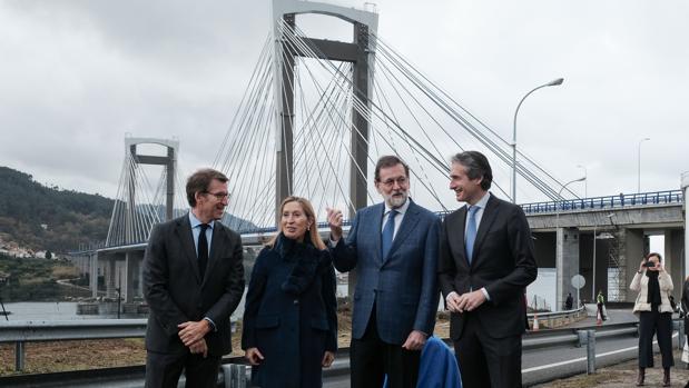 Rajoy apela a los puentes que «unen y no separan» tras un 2017 «que no ha sido fácil»