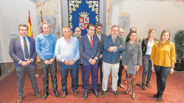 Rey y Suárez-Quiñones junto a sindicatos, representantes de Ampas, alumnos y el sector del transporte