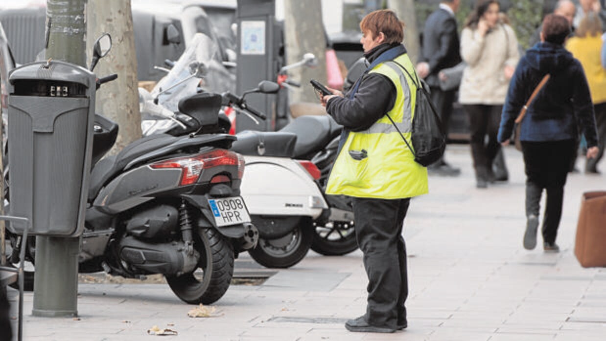 Una controladora del SER pone una multa en una calle de Madrid