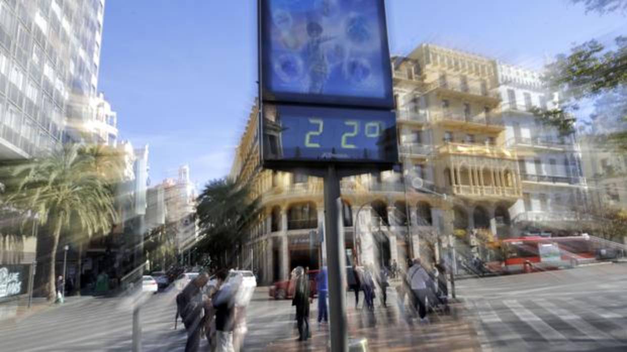 Un termómetro marca el tiempo de Valencia en los últimos días del año 2017