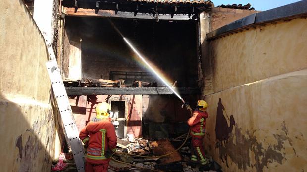 Los Bomberos salvan del fuego a un hombre refugiado en el tejado de su vivienda en Cheste