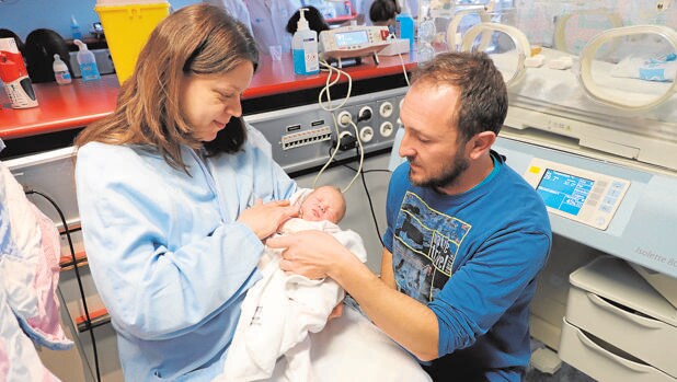 Aura, el primer bebé en nacer en la región en 2018, junto a sus padres en Valladolid