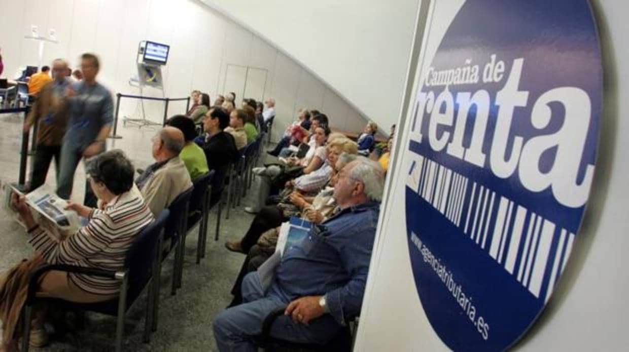Contribuyentes valencianos en la Agencia Tributaria durante una campaña pasada de la renta