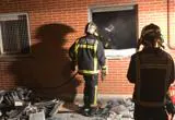 Aspecto que presentaba el exterior de la vivienda incendiada en Alcobendas tras la intervención de los bomberos
