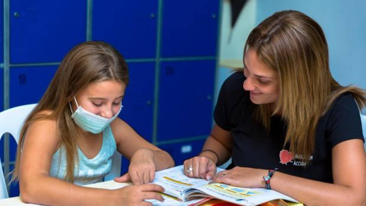 Imagen de una de las voluntarias junto a un niña