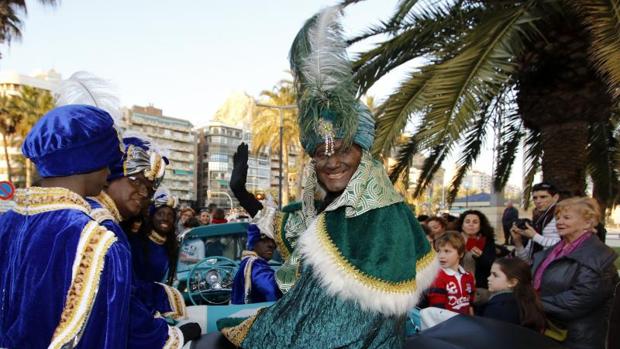 La fiesta de Fogueres protagoniza la recogida de cartas a los Reyes Magos en Alicante