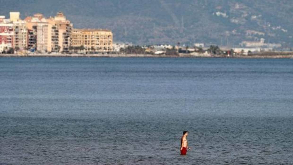 Un hombre se baña en la playa en Valencia el pasado 31 de diciembre, con temperaturas primaverales
