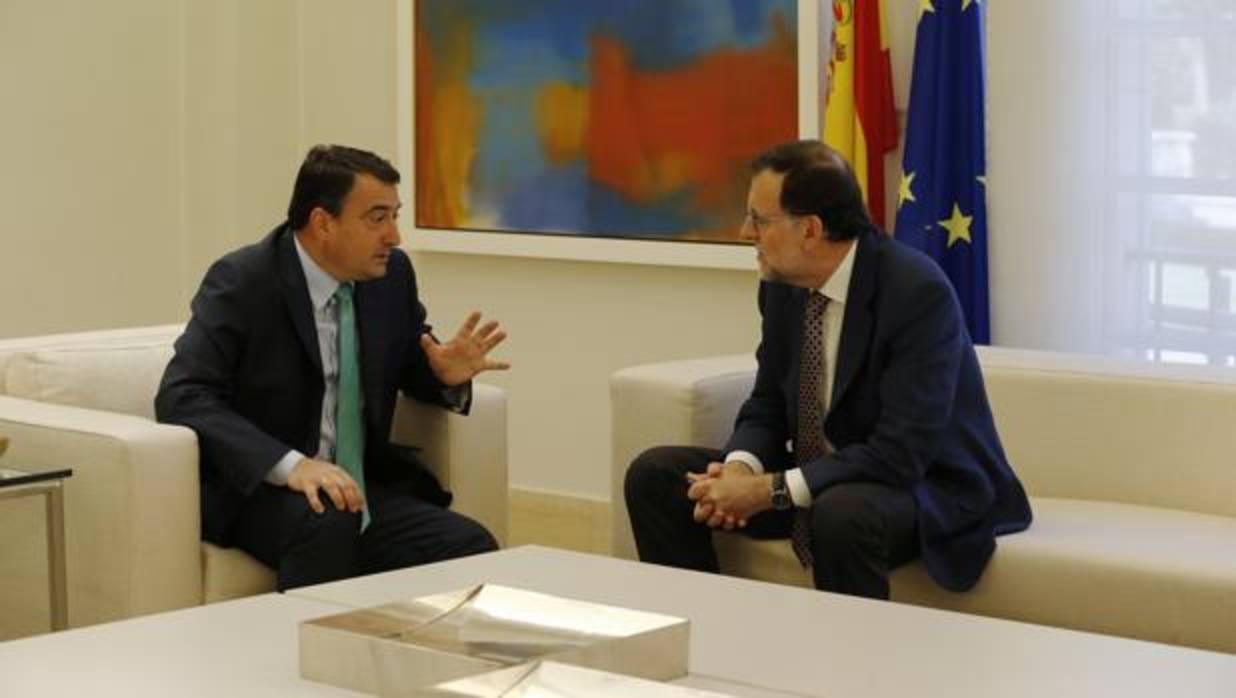 El portavoz del PNV, Aitor Esteban, y el presidente del Gobierno, Mariano Rajoy, el pasado mes de julio en La Moncloa