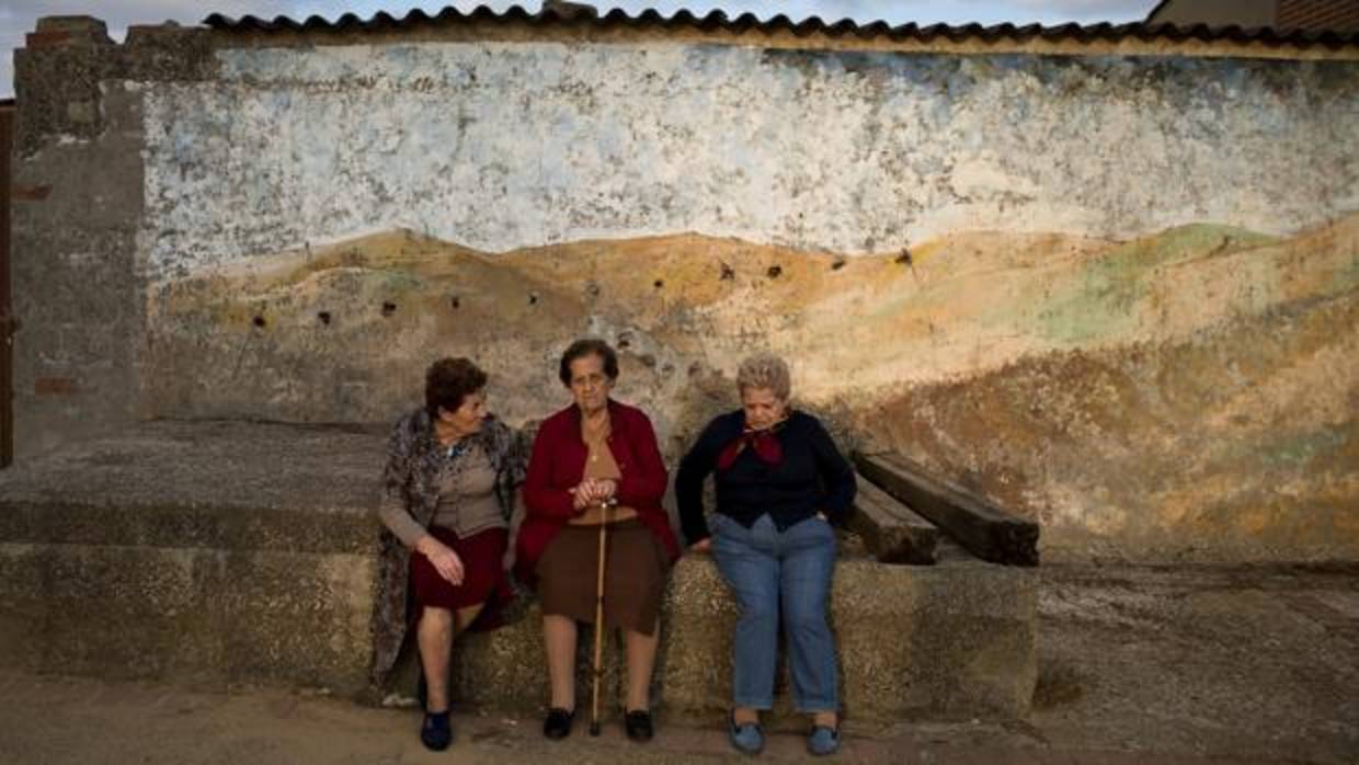 Trinidad, Cristina y Victoria, de Tordehumos (Valladolid), en una de las fotografías recientes que ilustran «Castilla», de Delibes