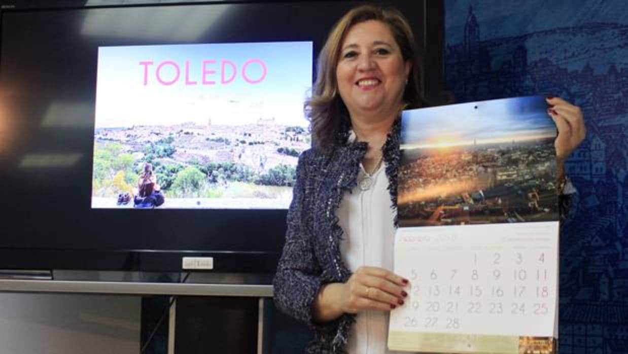 Rosana Rodríguez muestra un calendario