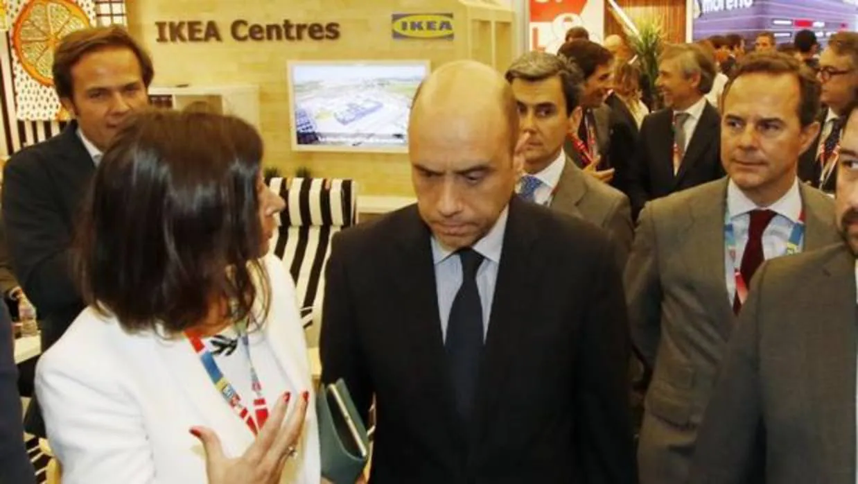 El alcalde de Alicante, junto a un stand de Ikea en un congreso celebrado en la ciudad