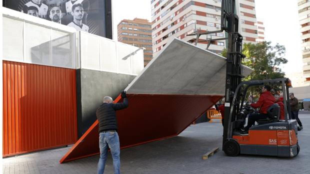 Imagen del portón de Mestalla derribado por el viento