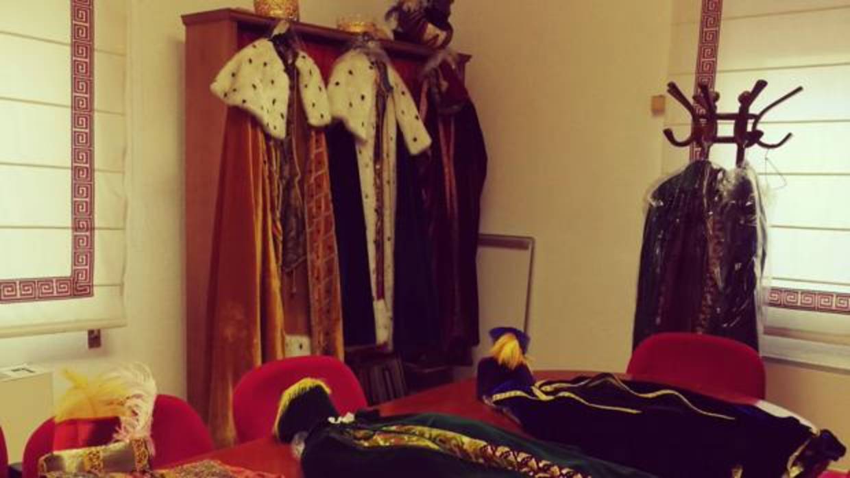 Los trajes de los Reyes Magos que lucirán en la cabalgata de Puente de Vallecas