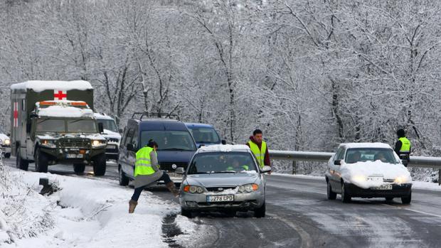 La nieve obliga a cortar la AP-6 y la AP-61 en la provincia de Segovia