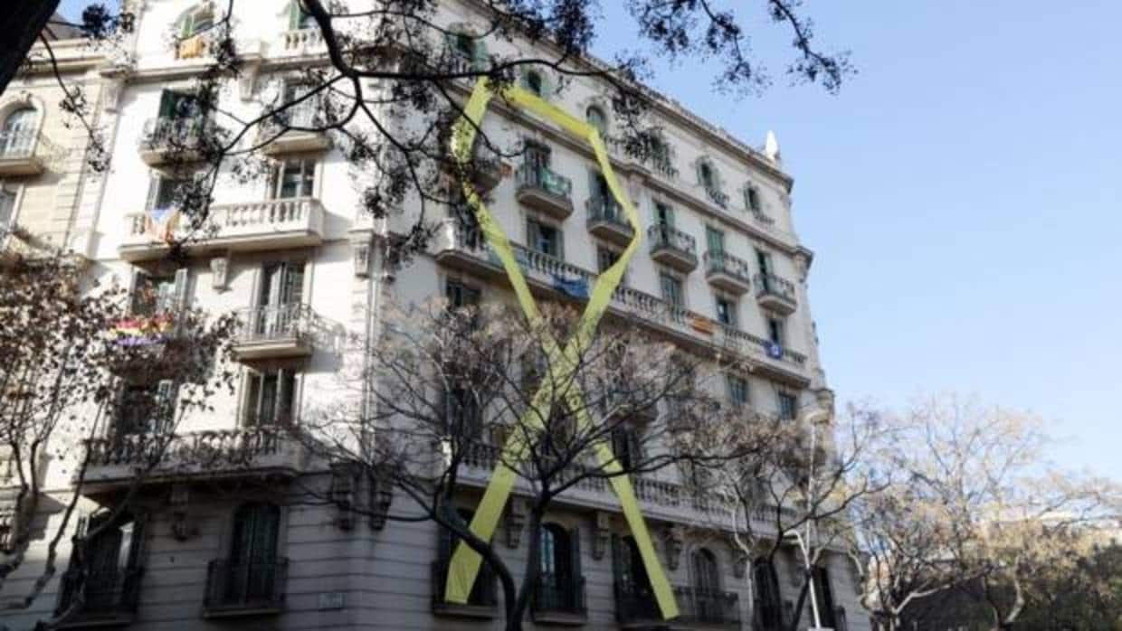 Una fachada del Ensanche de Barcelona, con un lazo amarillo