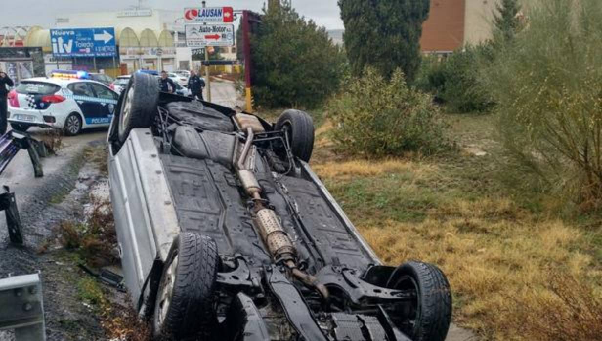 La conductora pudo salir del vehículo por su propio pie, pese a la espectacularidad del golpe