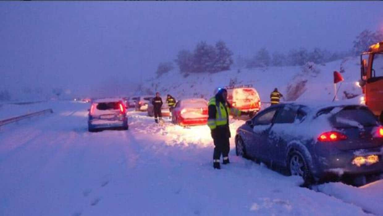 Coches atrapados por la nevada en la provincia de Segovia