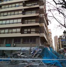 Fachada del edificio de donde se ha desprendido el andamio