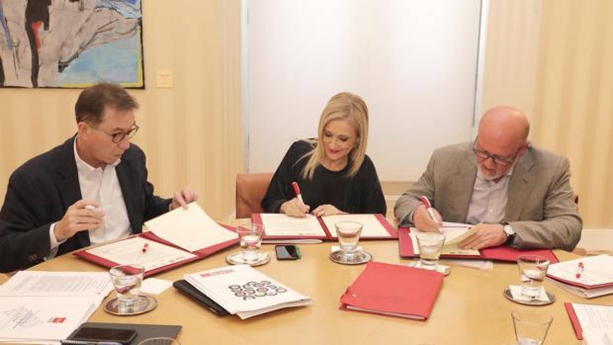 Jaime Cedrún (CC.OO.-Madrid), izq., Cristina Cifuentes, y Luis Miguel López Reíllo (UGT-Madrid)