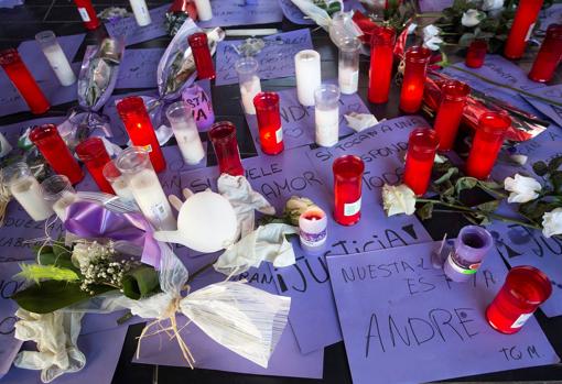 Flores y velas en memoria de Andrea Carballo, asesinada por su expareja el pasado 23 de diciembre, tras los tres minutos de silencio guardados en su memoria en el ayuntamiento de Villarrea