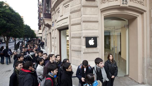 La explosión de una batería causa una humareda y obliga a desalojar la tienda Apple de Valencia