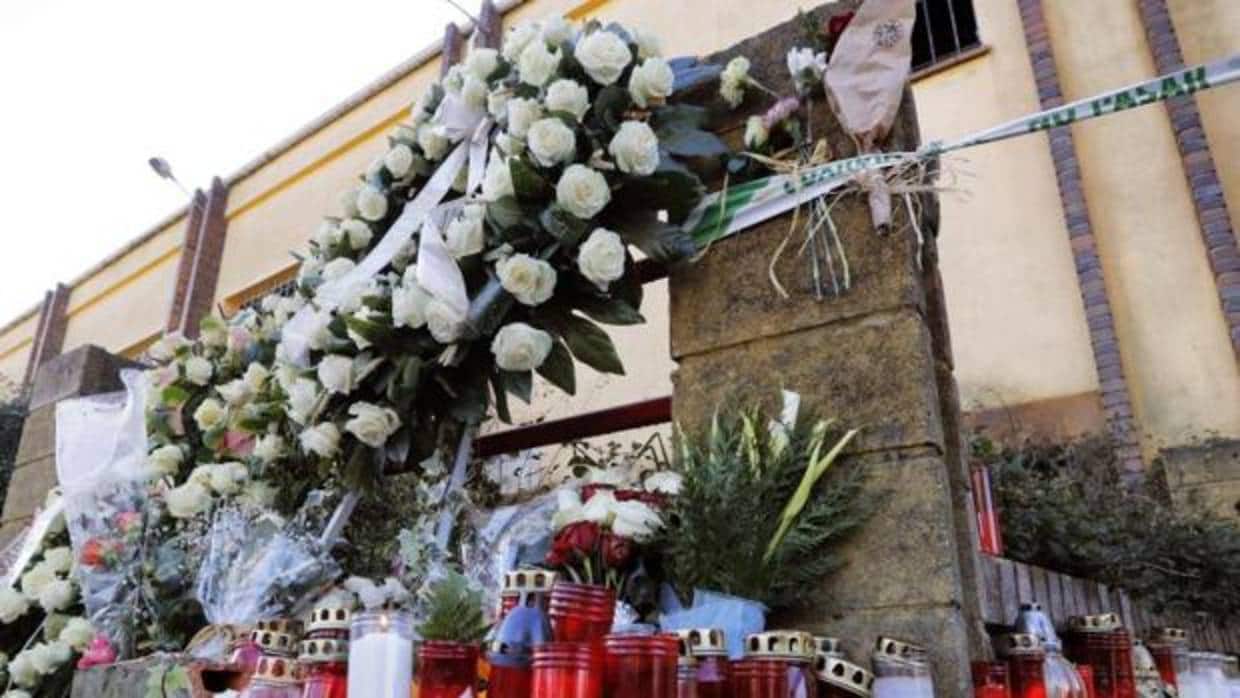 Las coronas de flores de la familia y las velas continúan en el exterior de la nave donde apareció el cuerpo de Diana Quer tras la confesión de «El Chicle»