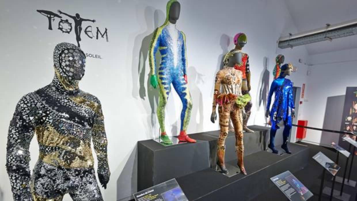 La exposición reúne algunas de las icónicas piezas de vestuario de la compañía
