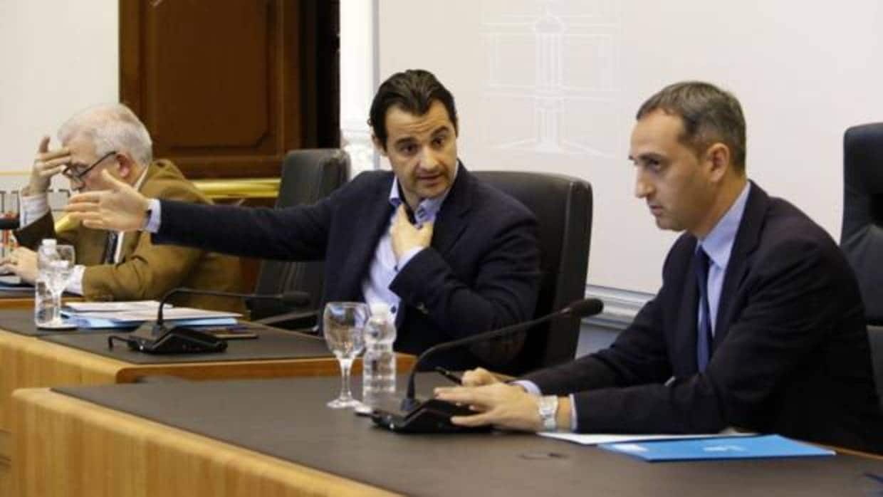 El presidente de la Diputación, César Sánchez, junto a los vicepresidentes Eduardo Dolón y César Augusto Asencio, en el Pleno