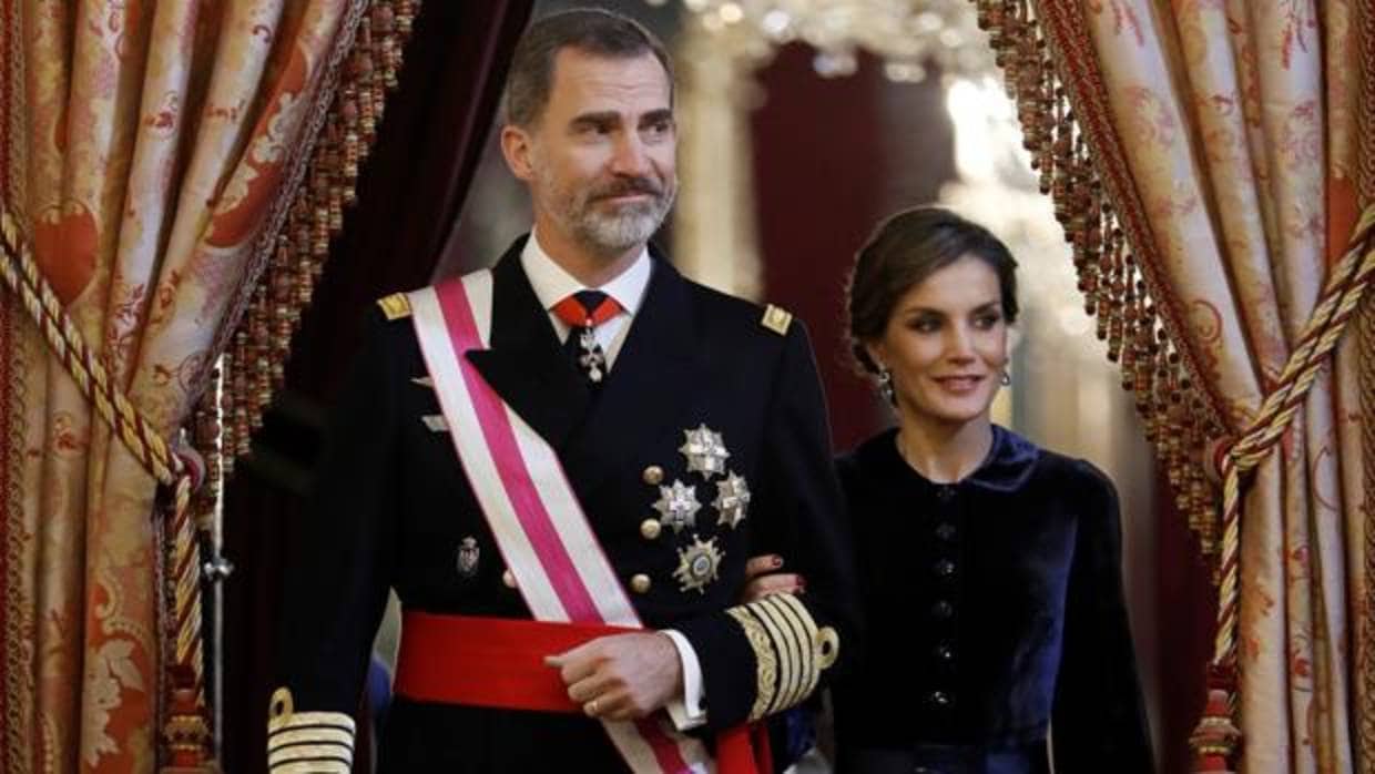 El Rey Don Felipe, acompañado por Doña Letizia
