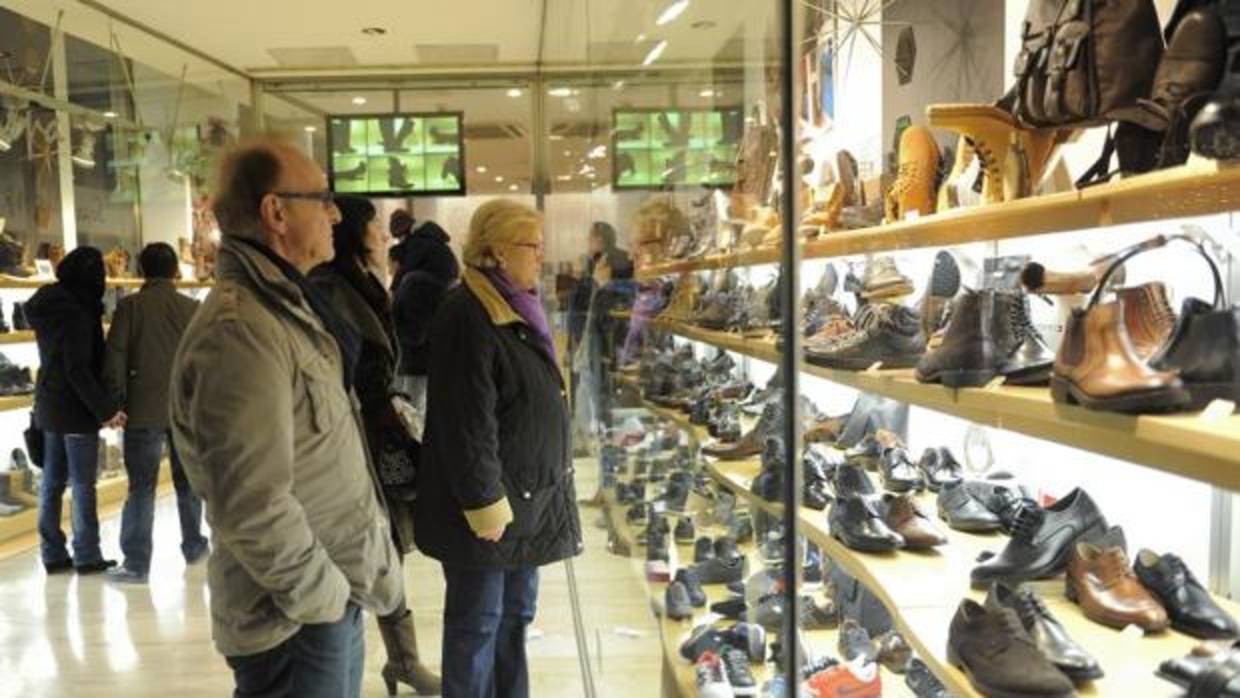 Dos de cada diez hogares gallegos no puede realizar grandes compras de ropa o calzado