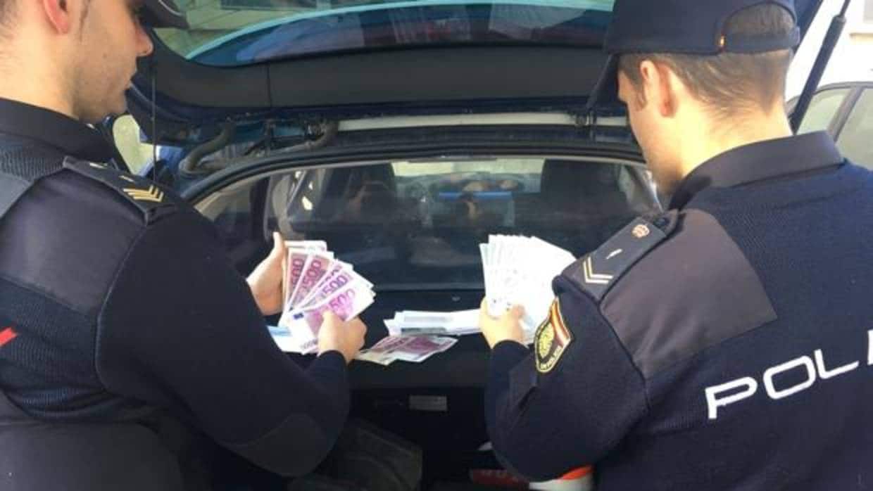 Imagen de los billetes falsificados que la detenida ofrecía a la víctima para cobrar el décimo falso