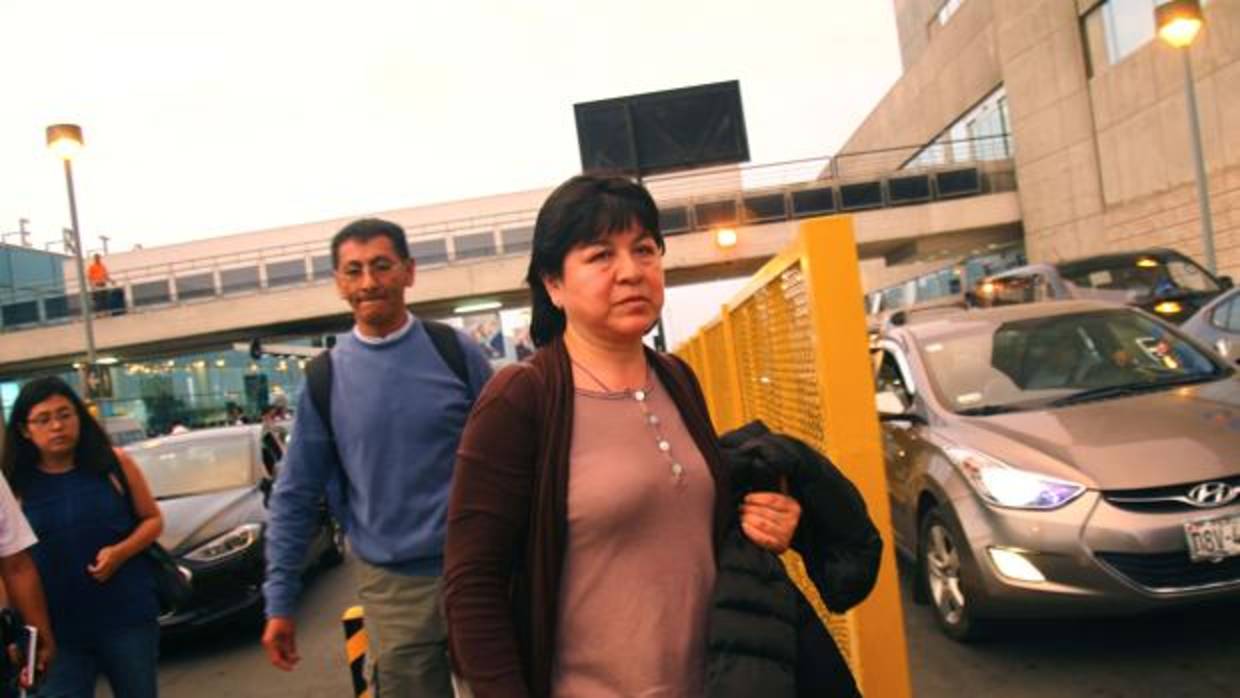 Imagen de la madre de Nathaly Salazar a su llegada al aeroperto de Lima