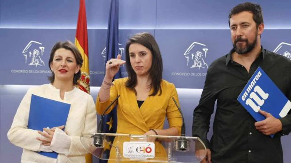 La portavoz de Podemos en el Congreso, Irene Monter, junto a los diputados de En Marea, Yolanda Díaz y Antón Gómez.