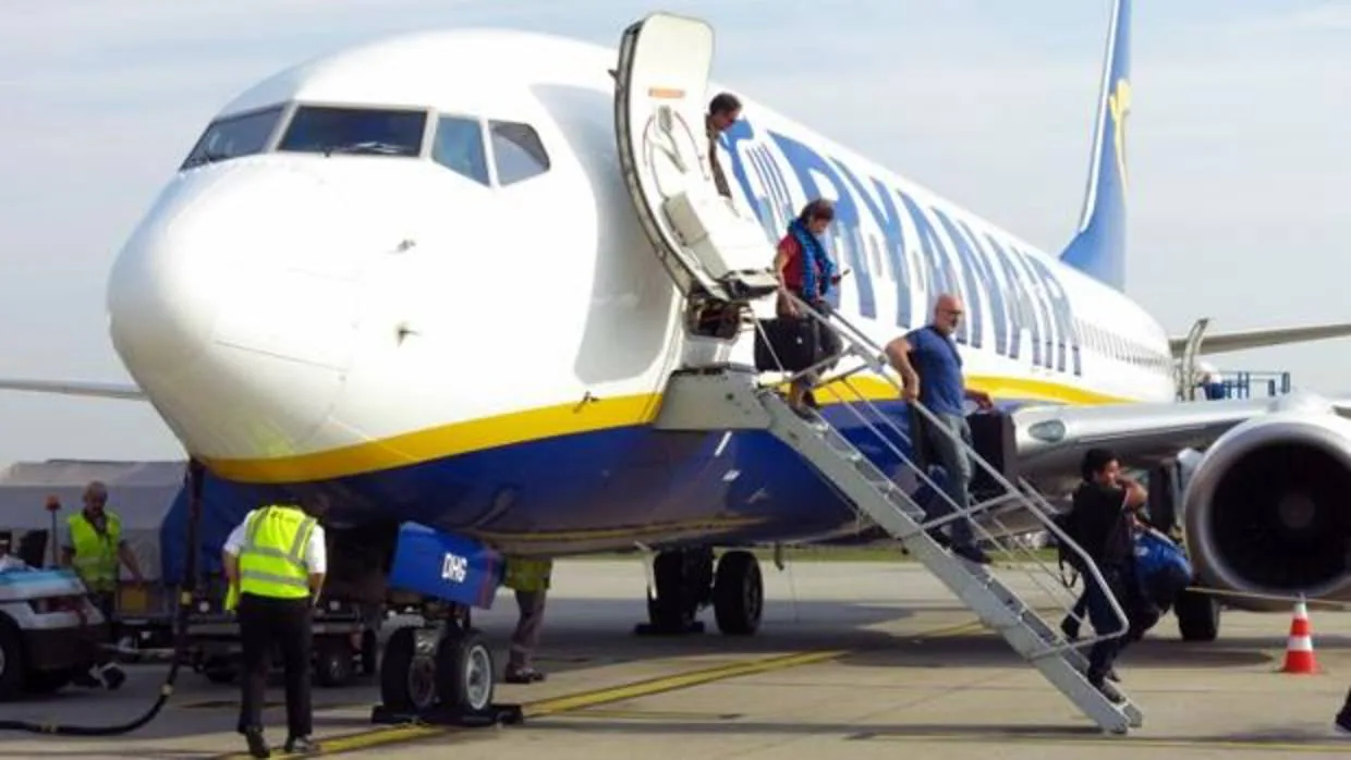 Pasajeros descienden de un avión de Ryanair en el aeropuerto de Alicante