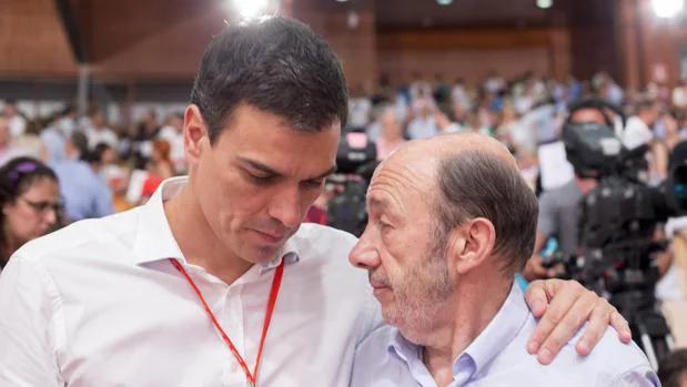 De Sánchez a Rubalcaba: el PSOE lleva desde 2011 promoviendo un impuesto extraordinario a la banca