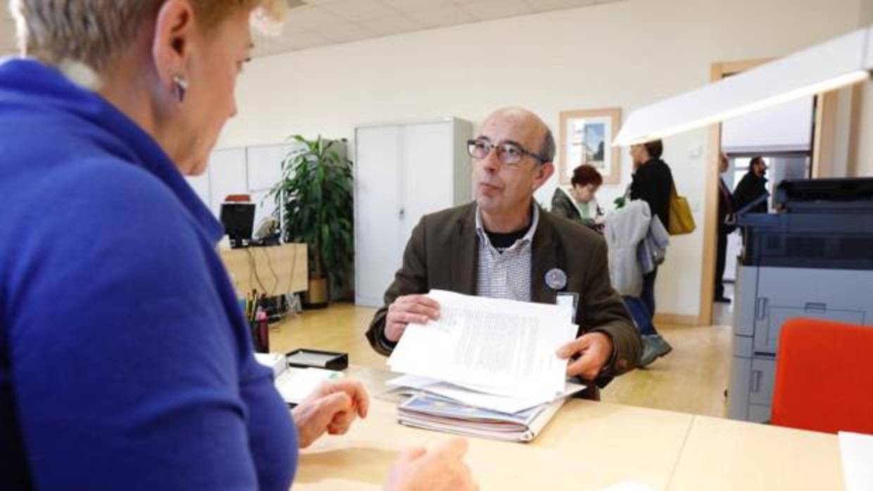 El portavoz de la plataforma «Ávila libre de peajes», en el momento de presentar las firmas en las Cortes