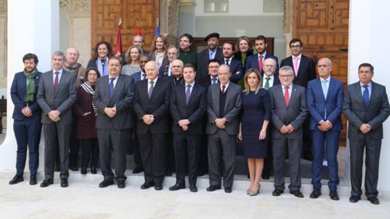 Fotografía de familia de los miembros de la Fundación Toledo