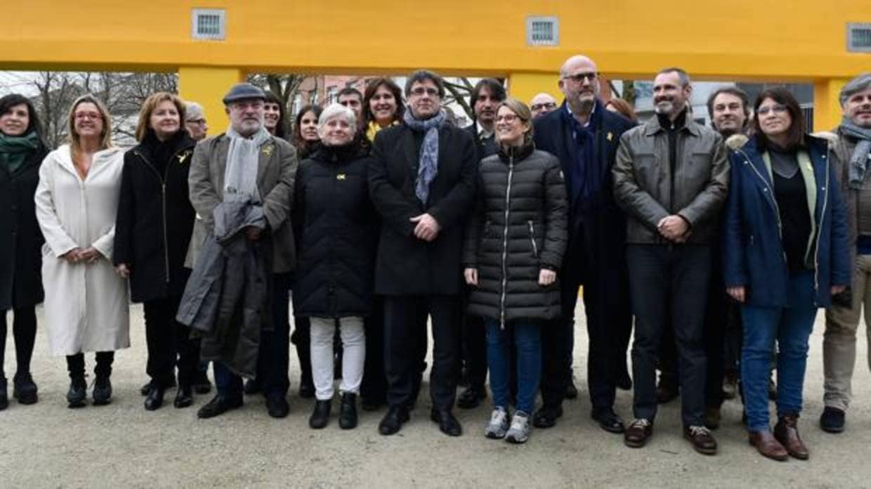 Puigdemont reunido ayer con los diputados electos de JpC en Bruselas