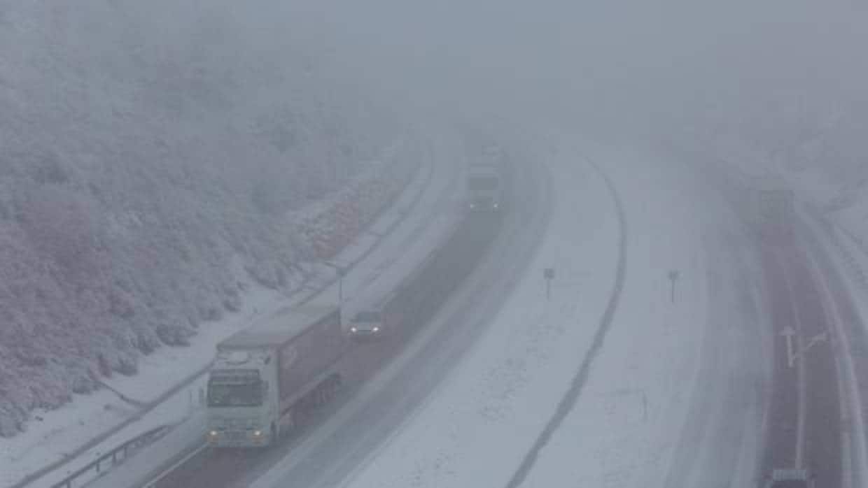 La autovía A-6, cubierta de nieve, a su paso por Ponferrada (León)