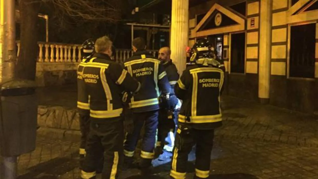 Los bomberos acudieron a la discoteca a rescatar a las personas atrapadas