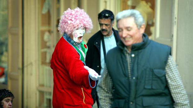 Roba, agrede y escupe a una mujer que hacía de mimo en centro Valencia