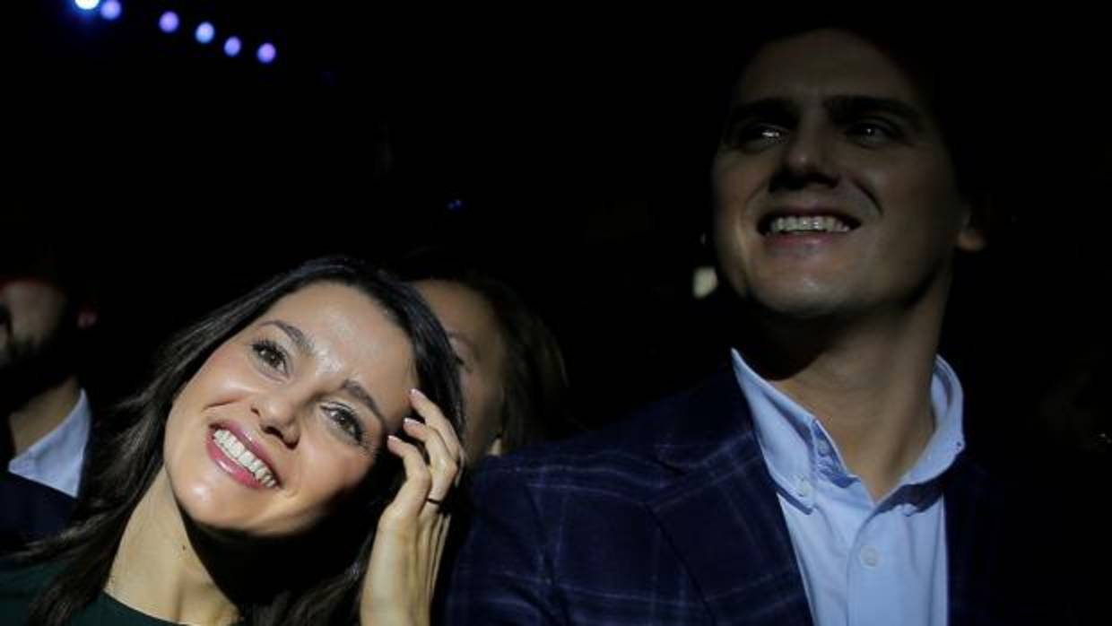 Inés Arrimadas y Albert Rivera en el acto central de la campaña catalana