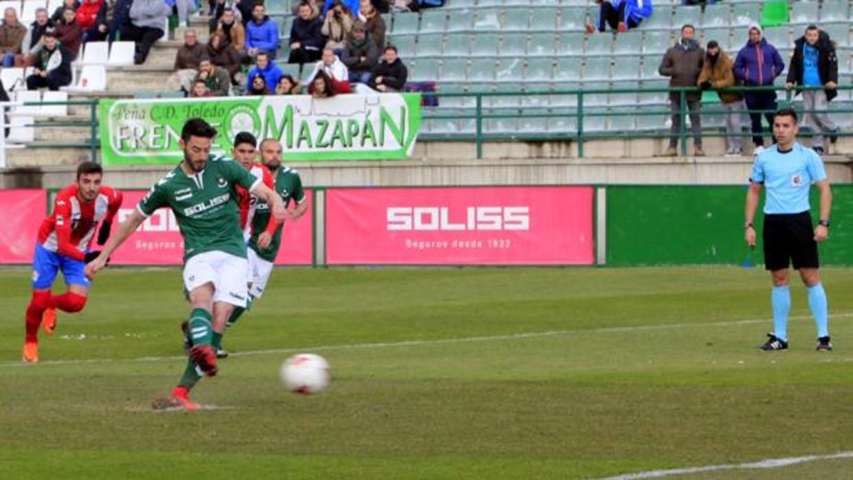 Héctor Figueroa consiguió el único gol de los verdes tras anotar este penalti