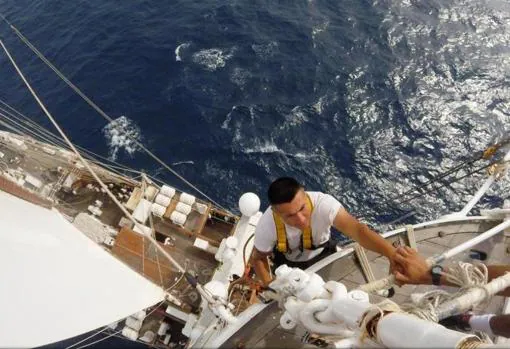 Imagen de un marino desde una cofa del buque