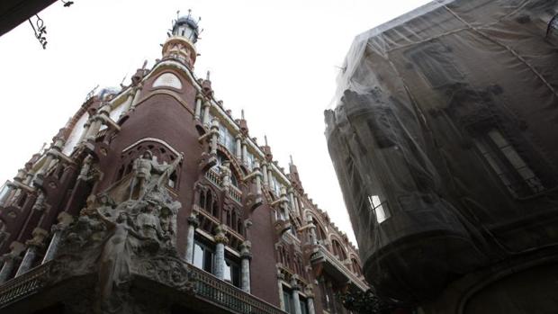 Barcelona entierra la construcción del hotel del Palau